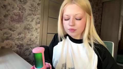 Lola online show from March 26, 12:10 pm