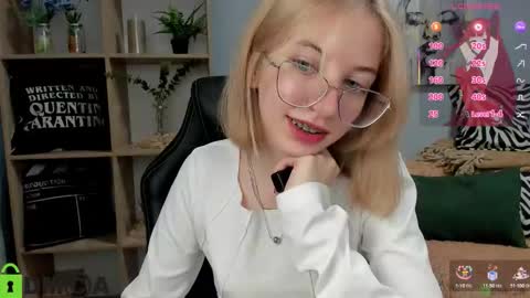 Mia online show from October 15, 2:40 pm