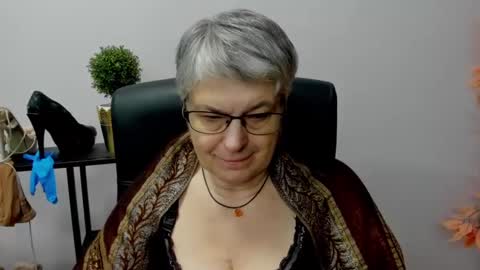 Snapshot of iris_xdesire chatting on January 3, 1:13 pm I R I S online show from January 3, 1:13 pm