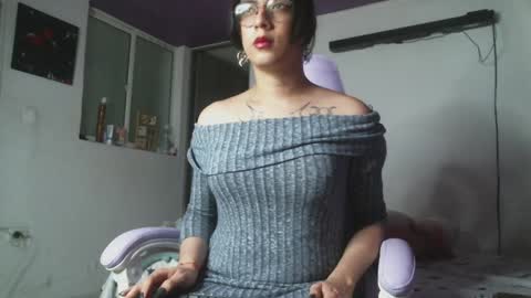 Snapshot of irisbell_ chatting on January 21, 11:45 pm Camilla online show from January 21, 11:45 pm