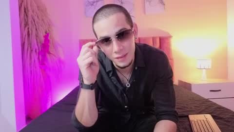 isaacblaze  online show from May 14, 4:32 am