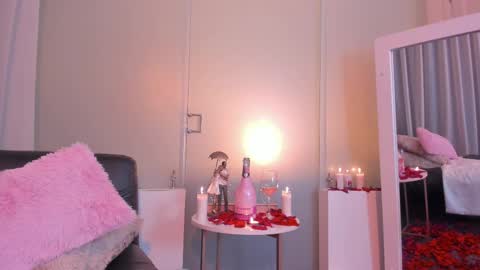 Isabela Angell  online show from February 15, 12:59 am