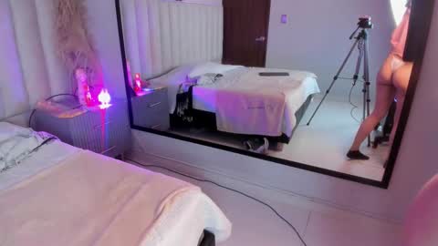 isabella_crofts online show from October 30, 4:24 am