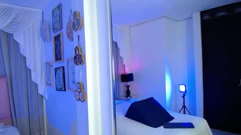 Isabelle Daza online show from February 6, 12:30 pm