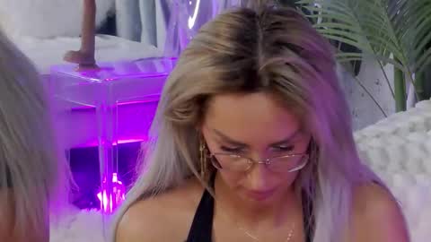 IsabelleEthan online show from June 10, 2:00 am