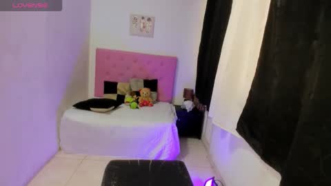 issa_kitty online show from October 23, 8:10 pm