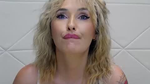 IssaSmyth online show from December 13, 7:53 pm