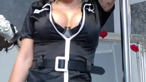 IssaSmyth online show from October 26, 8:04 am