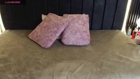 I V O N N E R O S S online show from March 25, 12:01 pm