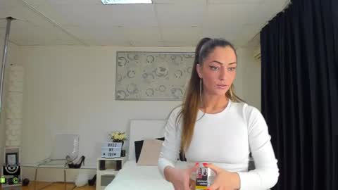 Snapshot of ivyfoxx_ chatting on February 10, 6:24 pm IvyFox online show from February 10, 6:24 pm