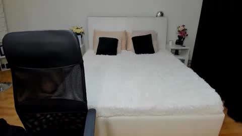 Snapshot of ivyfoxx_ chatting on September 16, 11:12 am IvyFox online show from September 16, 11:12 am