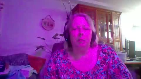 ivyjane3522 online show from April 15, 11:38 pm