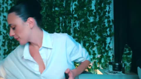 Miss Ivy online show from December 8, 1:36 pm