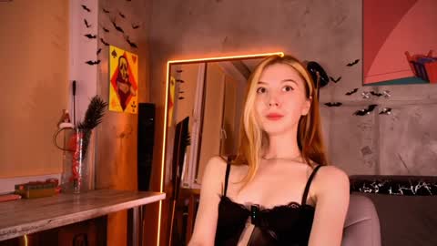 izi online show from February 7, 9:04 pm