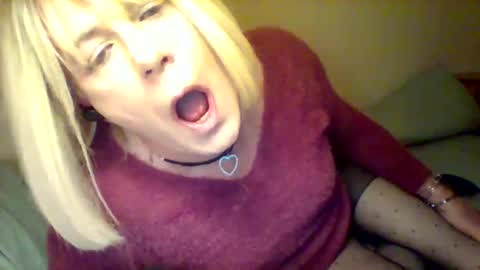 izzy_mchoney online show from May 11, 2:29 am