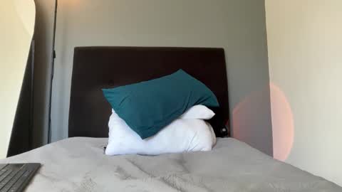 INDEPENDENT MODEL online show from March 14, 5:50 pm