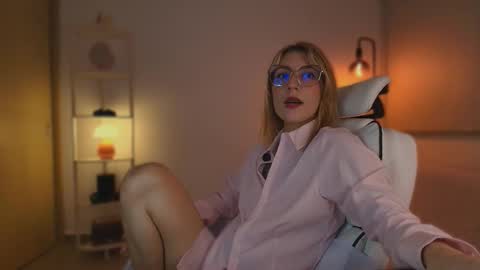 Linda Sofia help me get to 100 thumbs up online show from October 20, 5:23 am