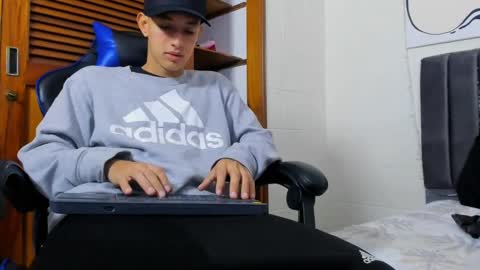 Snapshot of jake_shadow14 chatting on February 22, 3:58 pm Hi guys im new 3 online show from February 22, 3:58 pm