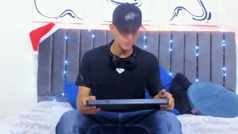 Snapshot of jake_shadow14 chatting on December 30, 8:25 pm Hi guys im new 3 online show from December 30, 8:25 pm