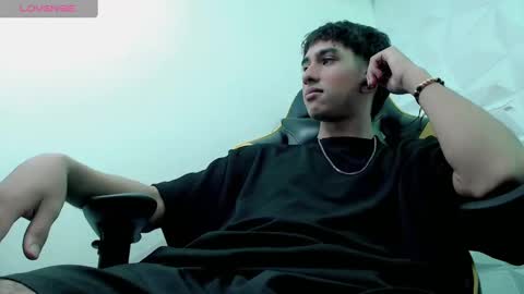 jake_tripp online show from December 17, 9:39 am