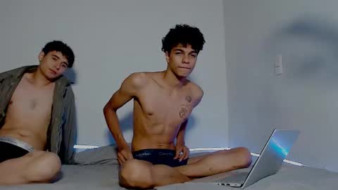 Snapshot of james_dreams_ chatting on December 9, 2:13 am James online show from December 9, 2:13 am
