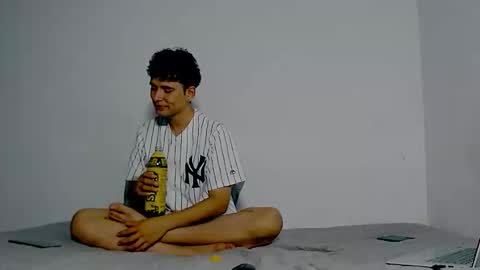 Snapshot of james_dreams_ chatting on December 6, 1:35 am James online show from December 6, 1:35 am