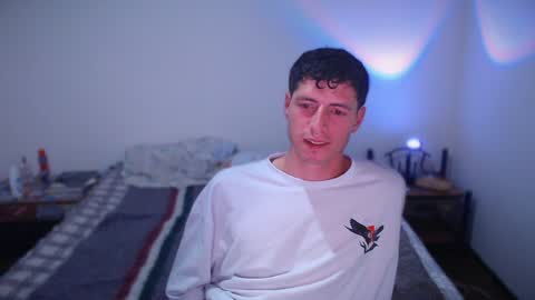 Snapshot of jamesss____ chatting on February 6, 2:44 am jamesss____ online show from February 6, 2:44 am