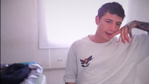 Snapshot of jamesss____ chatting on January 20, 2:36 pm jamesss____ online show from January 20, 2:36 pm