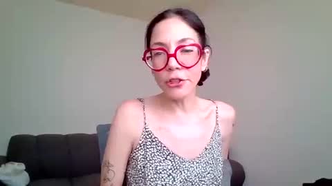 jeanneduval8888 online show from May 26, 11:22 pm