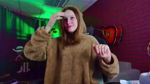 jenniferkiim online show from December 3, 11:44 am