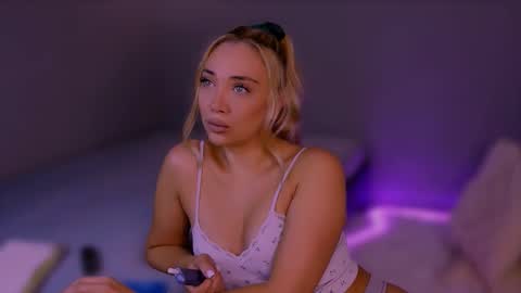 jessiellle online show from October 12, 3:32 am