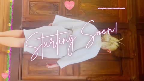 Snapshot of jinxy_loves chatting on October 18, 1:10 am jinxy loves online show from October 18, 1:10 am