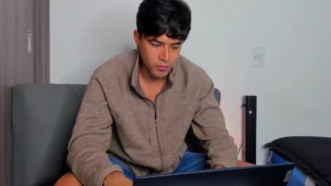 johnny_bravo777 online show from February 11, 4:55 am