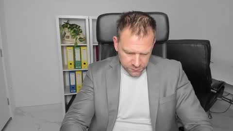 johnnydough82 online show from December 26, 5:04 am