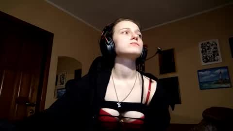 Mia online show from December 17, 9:10 pm