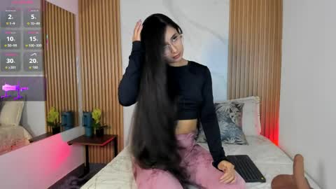 J U L IA   M A R T I N E Z online show from March 31, 11:43 am