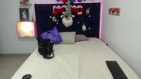 Snapshot of juliabust1 chatting on December 22, 11:11 am Julia online show from December 22, 11:11 am