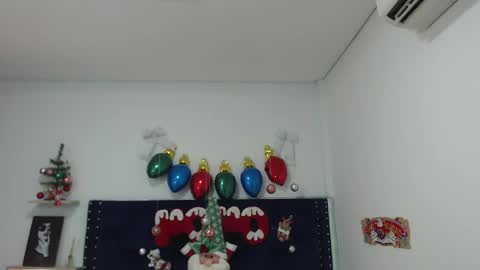 Snapshot of juliabust1 chatting on December 18, 12:18 pm Julia online show from December 18, 12:18 pm