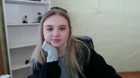 Snapshot of juliacrazy_ chatting on February 19, 6:22 am juliacrazy_ online show from February 19, 6:22 am