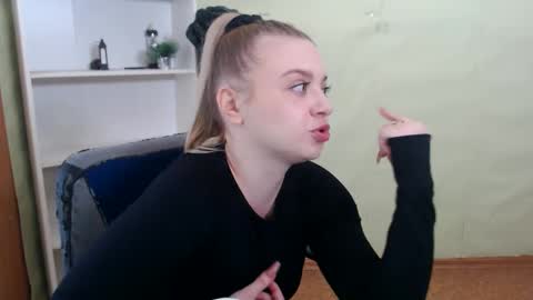 Snapshot of juliacrazy_ chatting on March 9, 5:55 am juliacrazy_ online show from March 9, 5:55 am