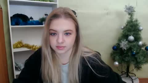 Snapshot of juliacrazy_ chatting on December 4, 6:05 am juliacrazy_ online show from December 4, 6:05 am
