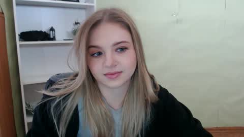 Snapshot of juliacrazy_ chatting on February 12, 5:47 am juliacrazy_ online show from February 12, 5:47 am
