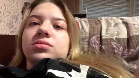Snapshot of juliacrazy_ chatting on January 23, 8:25 am juliacrazy_ online show from January 23, 8:25 am