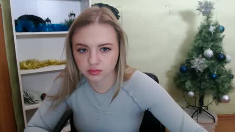 Snapshot of juliacrazy_ chatting on December 25, 5:37 am juliacrazy_ online show from December 25, 5:37 am