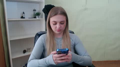 Snapshot of juliacrazy_ chatting on March 5, 9:16 am juliacrazy_ online show from March 5, 9:16 am