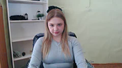 Snapshot of juliacrazy_ chatting on February 9, 8:54 am juliacrazy_ online show from February 9, 8:54 am