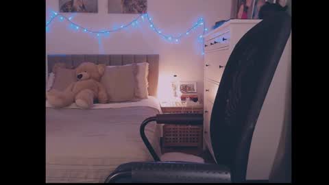 julialiones online show from February 5, 4:54 pm