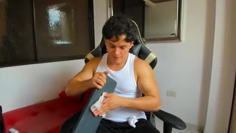 julian_wallace online show from March 2, 6:03 pm