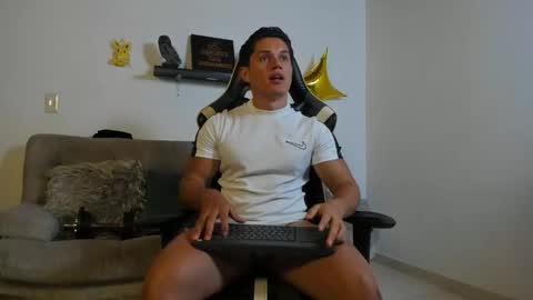 julian_wallace online show from November 14, 8:33 pm