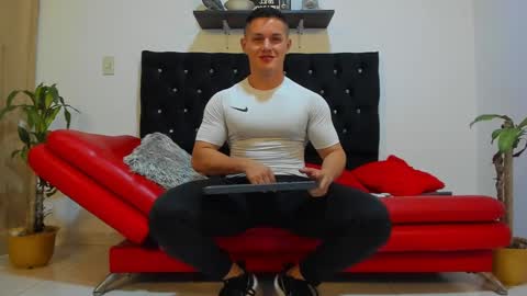 julian_wallace online show from February 12, 9:43 pm